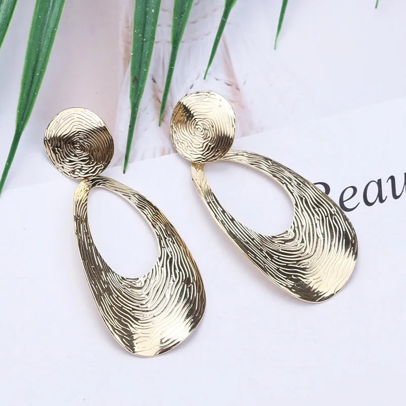 Gold Color Metal Drop Earrings Irregular Hollow Heart Pendants Earrings Twisted Geometric Personality Earrings for Women