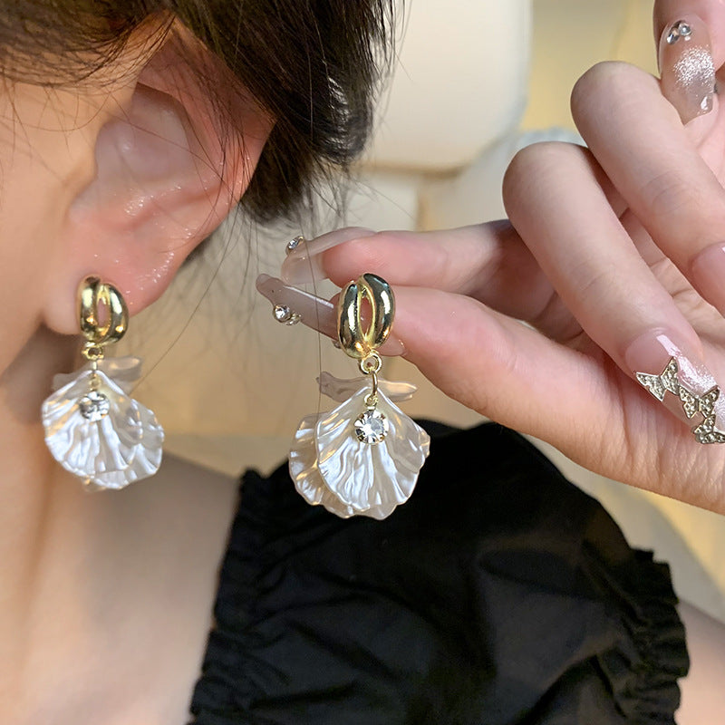 Fashion Unique Glossy Shell Flower Pendant Earrings for Women Temperament Pearl Earrings Sweet Design Wedding Gifts