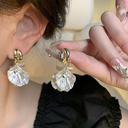 Fashion Unique Glossy Shell Flower Pendant Earrings for Women Temperament Pearl Earrings Sweet Design Wedding Gifts