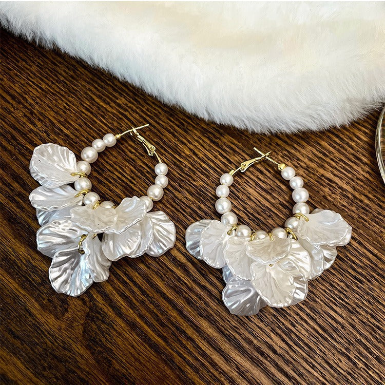 Fashion Unique Glossy Shell Flower Pendant Earrings for Women Temperament Pearl Earrings Sweet Design Wedding Gifts