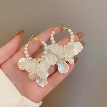 Fashion Unique Glossy Shell Flower Pendant Earrings for Women Temperament Pearl Earrings Sweet Design Wedding Gifts