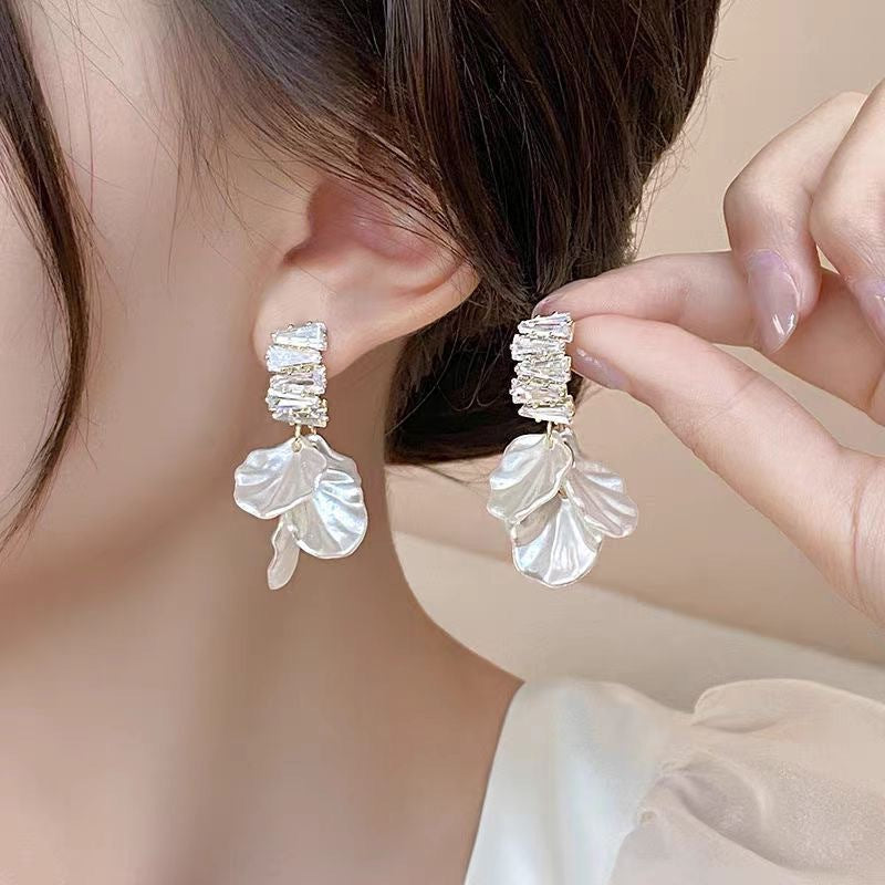 Fashion Unique Glossy Shell Flower Pendant Earrings for Women Temperament Pearl Earrings Sweet Design Wedding Gifts