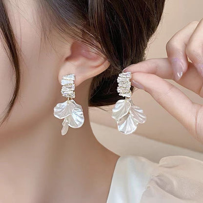 Fashion Unique Glossy Shell Flower Pendant Earrings for Women Temperament Pearl Earrings Sweet Design Wedding Gifts