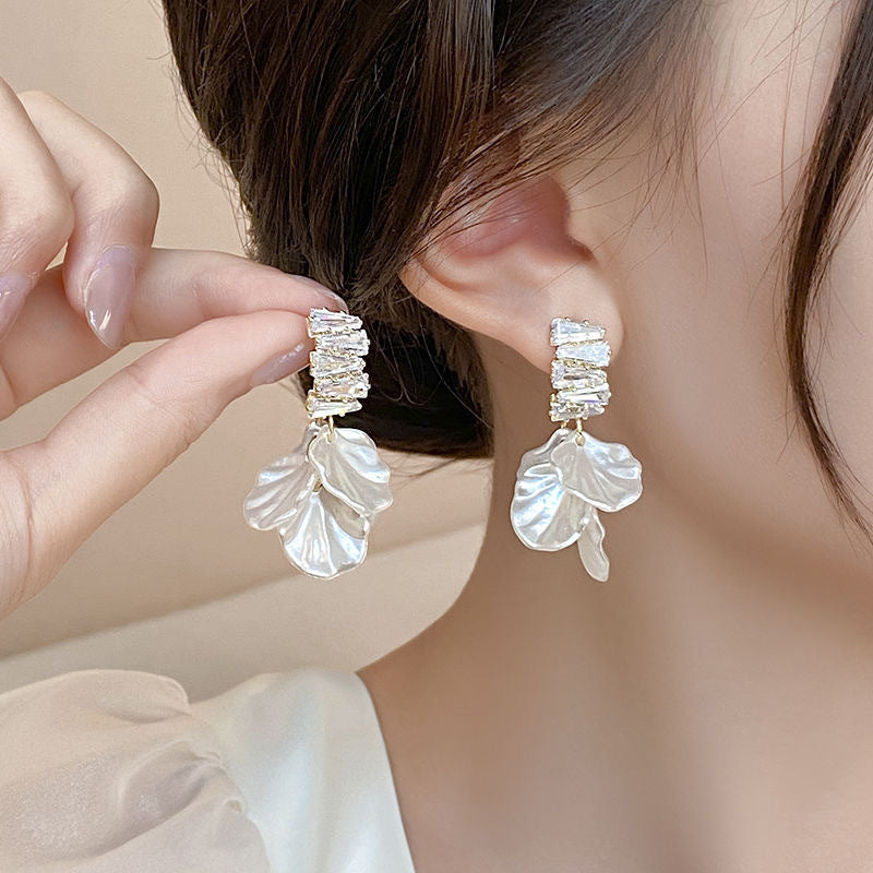 Fashion Unique Glossy Shell Flower Pendant Earrings for Women Temperament Pearl Earrings Sweet Design Wedding Gifts