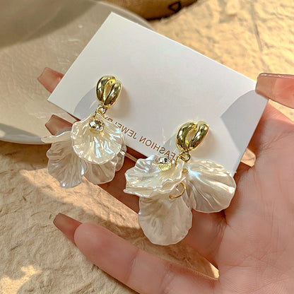 Fashion Unique Glossy Shell Flower Pendant Earrings for Women Temperament Pearl Earrings Sweet Design Wedding Gifts
