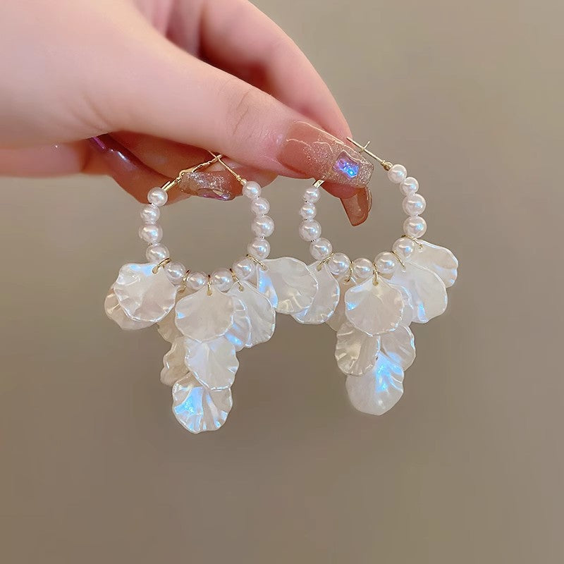 Fashion Unique Glossy Shell Flower Pendant Earrings for Women Temperament Pearl Earrings Sweet Design Wedding Gifts