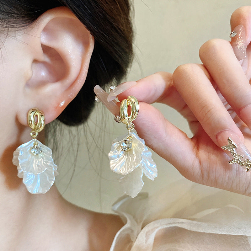 Fashion Unique Glossy Shell Flower Pendant Earrings for Women Temperament Pearl Earrings Sweet Design Wedding Gifts