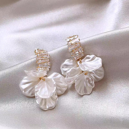 Fashion Unique Glossy Shell Flower Pendant Earrings for Women Temperament Pearl Earrings Sweet Design Wedding Gifts