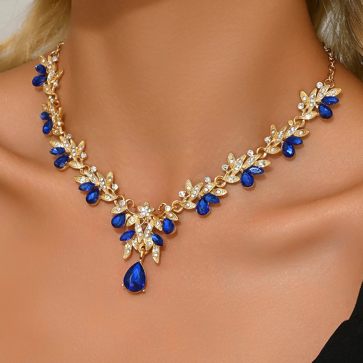High end, stylish flower design necklace and jewelry suitable for dates, parties, and Mother's Day gifts for mothers