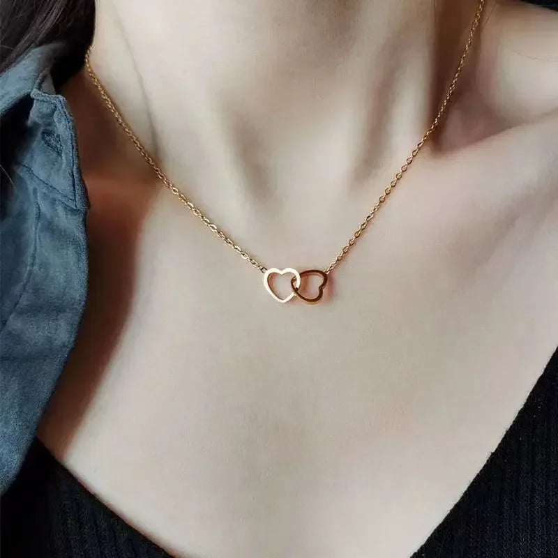 Collar con colgante de doble corazón simple para mujer, pareja, gargantilla de acero inoxidable, cadena de color dorado, joyería de regalo para fiesta de bodas y amigos