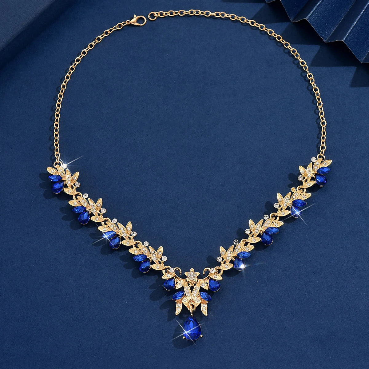 High end, stylish flower design necklace and jewelry suitable for dates, parties, and Mother's Day gifts for mothers