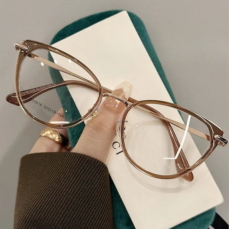 2025 Fashion Cat Eye Photochromic Myopia Glasses for Women Outdoor Color Changing UV Protection Sunglasses Near Sight Eyeglasses