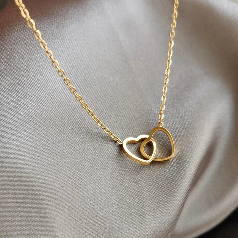 Collar con colgante de doble corazón simple para mujer, pareja, gargantilla de acero inoxidable, cadena de color dorado, joyería de regalo para fiesta de bodas y amigos