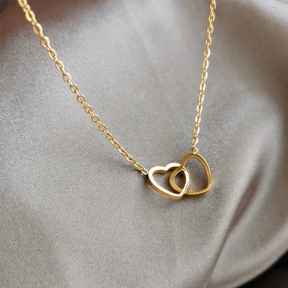 Collar con colgante de doble corazón simple para mujer, pareja, gargantilla de acero inoxidable, cadena de color dorado, joyería de regalo para fiesta de bodas y amigos