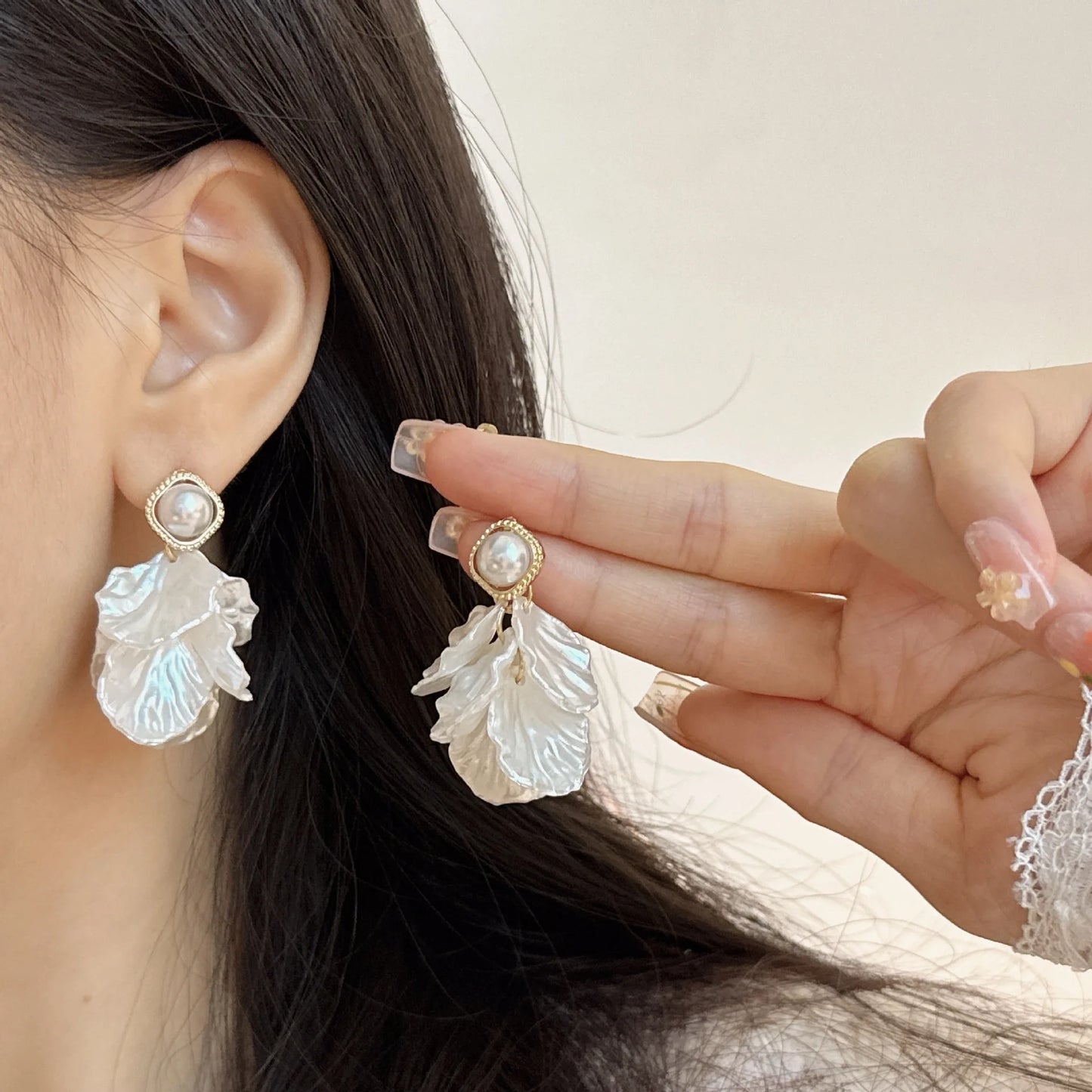 Fashion Unique Glossy Shell Flower Pendant Earrings for Women Temperament Pearl Earrings Sweet Design Wedding Gifts