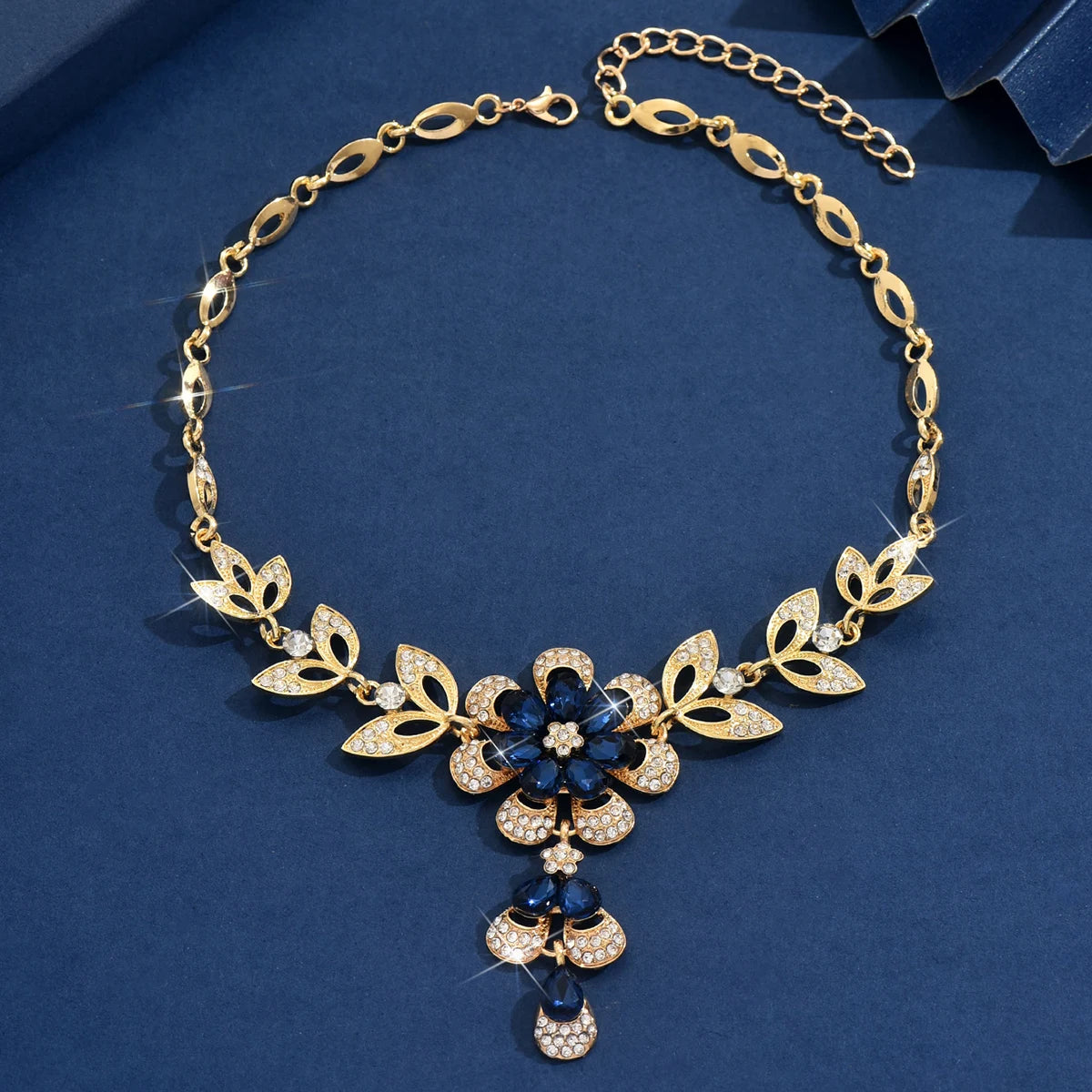 High end, stylish flower design necklace and jewelry suitable for dates, parties, and Mother's Day gifts for mothers