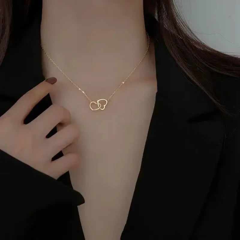 Collar con colgante de doble corazón simple para mujer, pareja, gargantilla de acero inoxidable, cadena de color dorado, joyería de regalo para fiesta de bodas y amigos