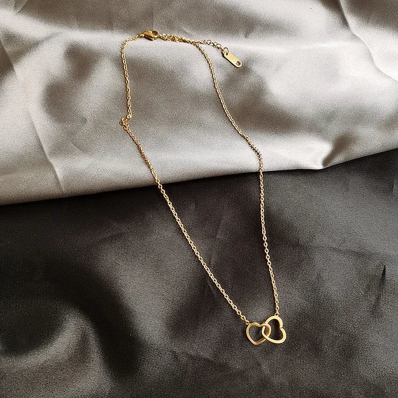 Collar con colgante de doble corazón simple para mujer, pareja, gargantilla de acero inoxidable, cadena de color dorado, joyería de regalo para fiesta de bodas y amigos
