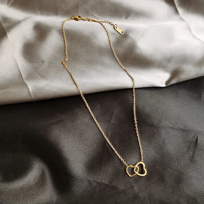 Collar con colgante de doble corazón simple para mujer, pareja, gargantilla de acero inoxidable, cadena de color dorado, joyería de regalo para fiesta de bodas y amigos