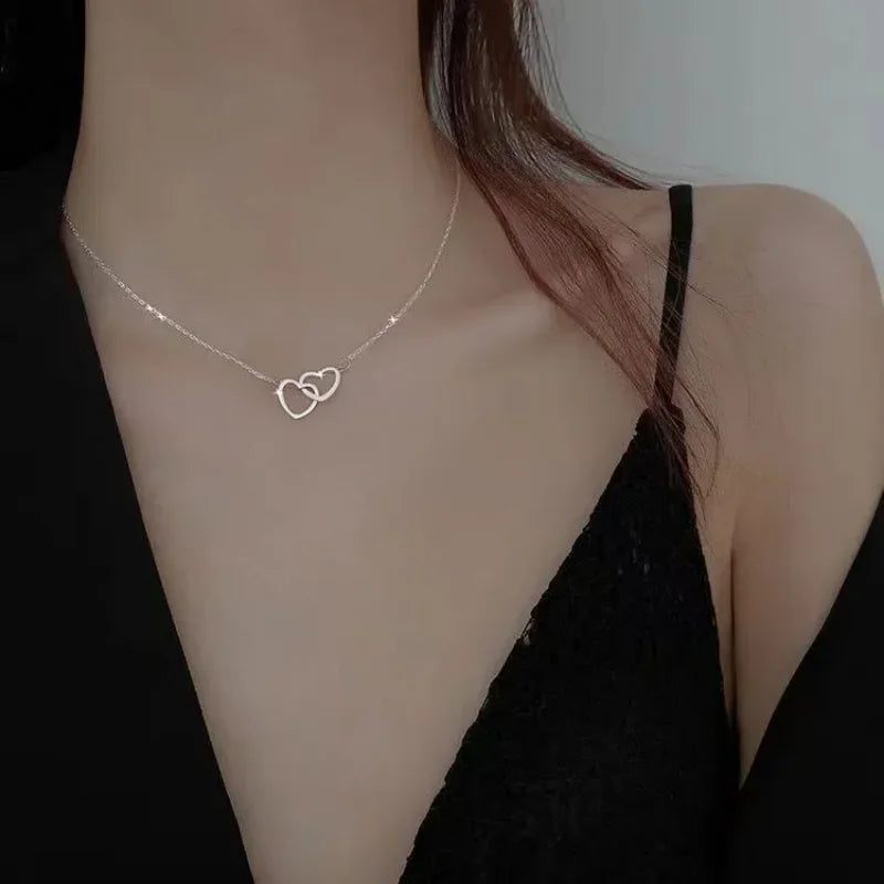 Collar con colgante de doble corazón simple para mujer, pareja, gargantilla de acero inoxidable, cadena de color dorado, joyería de regalo para fiesta de bodas y amigos