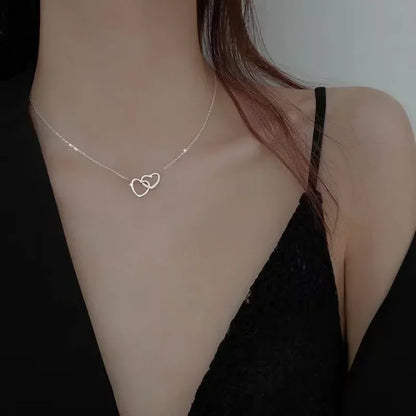 Collar con colgante de doble corazón simple para mujer, pareja, gargantilla de acero inoxidable, cadena de color dorado, joyería de regalo para fiesta de bodas y amigos