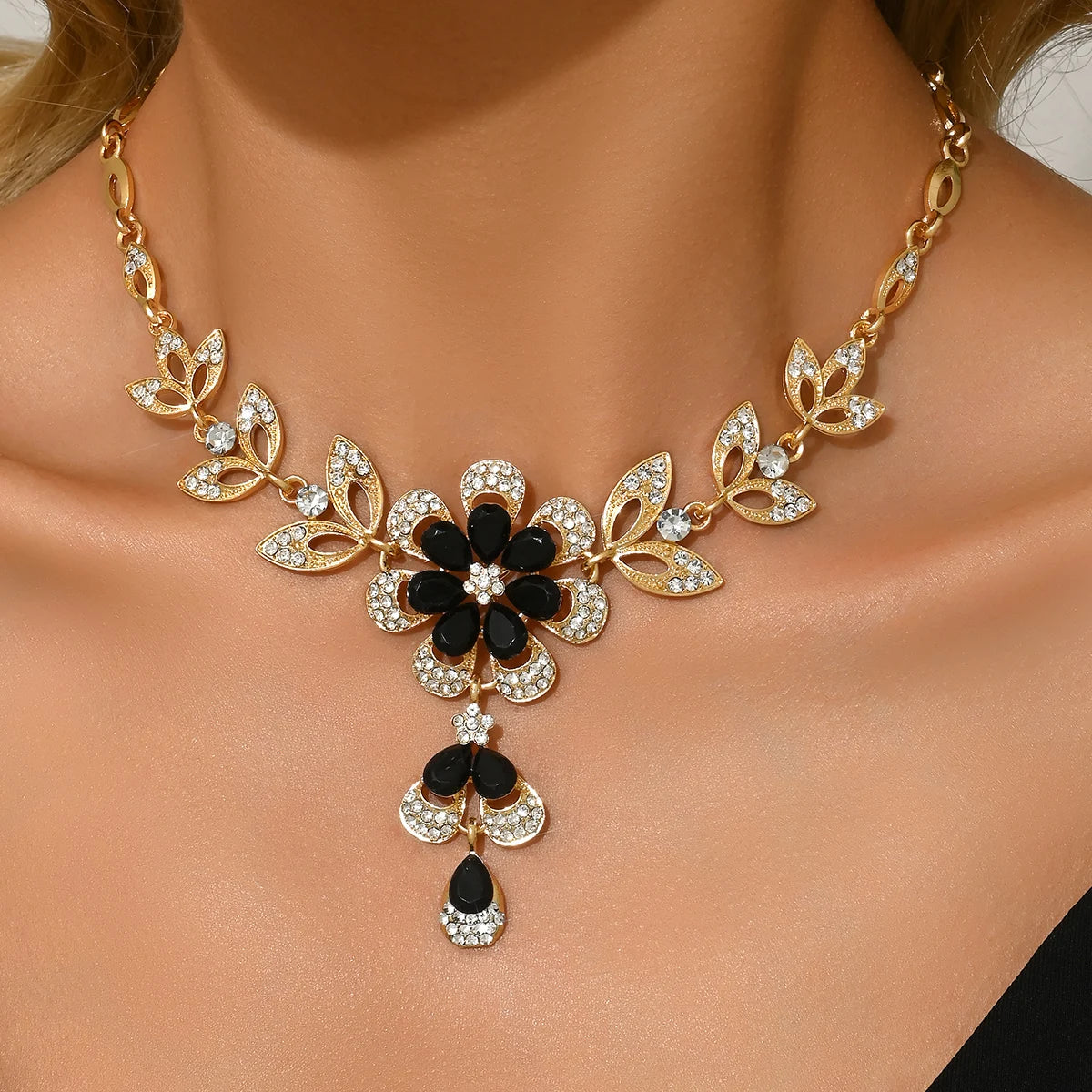 High end, stylish flower design necklace and jewelry suitable for dates, parties, and Mother's Day gifts for mothers