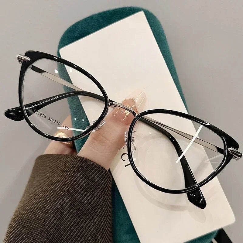 2025 Fashion Cat Eye Photochromic Myopia Glasses for Women Outdoor Color Changing UV Protection Sunglasses Near Sight Eyeglasses