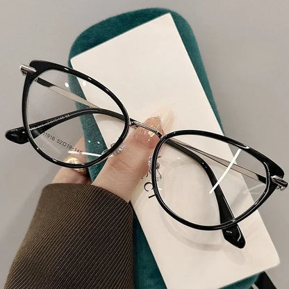 2025 Fashion Cat Eye Photochromic Myopia Glasses for Women Outdoor Color Changing UV Protection Sunglasses Near Sight Eyeglasses