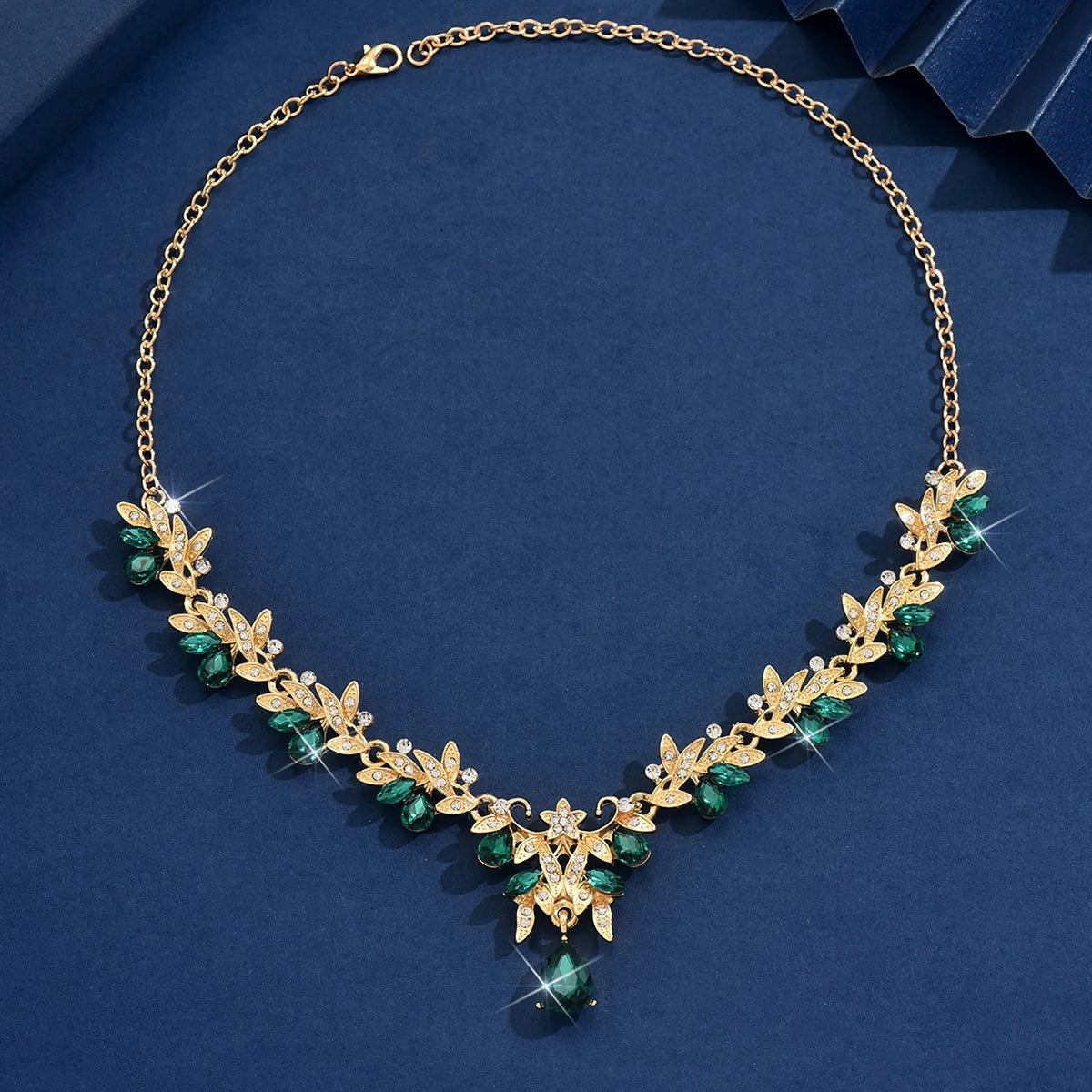 High end, stylish flower design necklace and jewelry suitable for dates, parties, and Mother's Day gifts for mothers