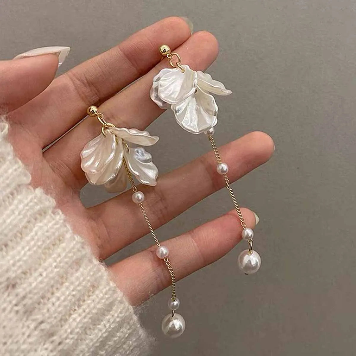 Fashion Unique Glossy Shell Flower Pendant Earrings for Women Temperament Pearl Earrings Sweet Design Wedding Gifts