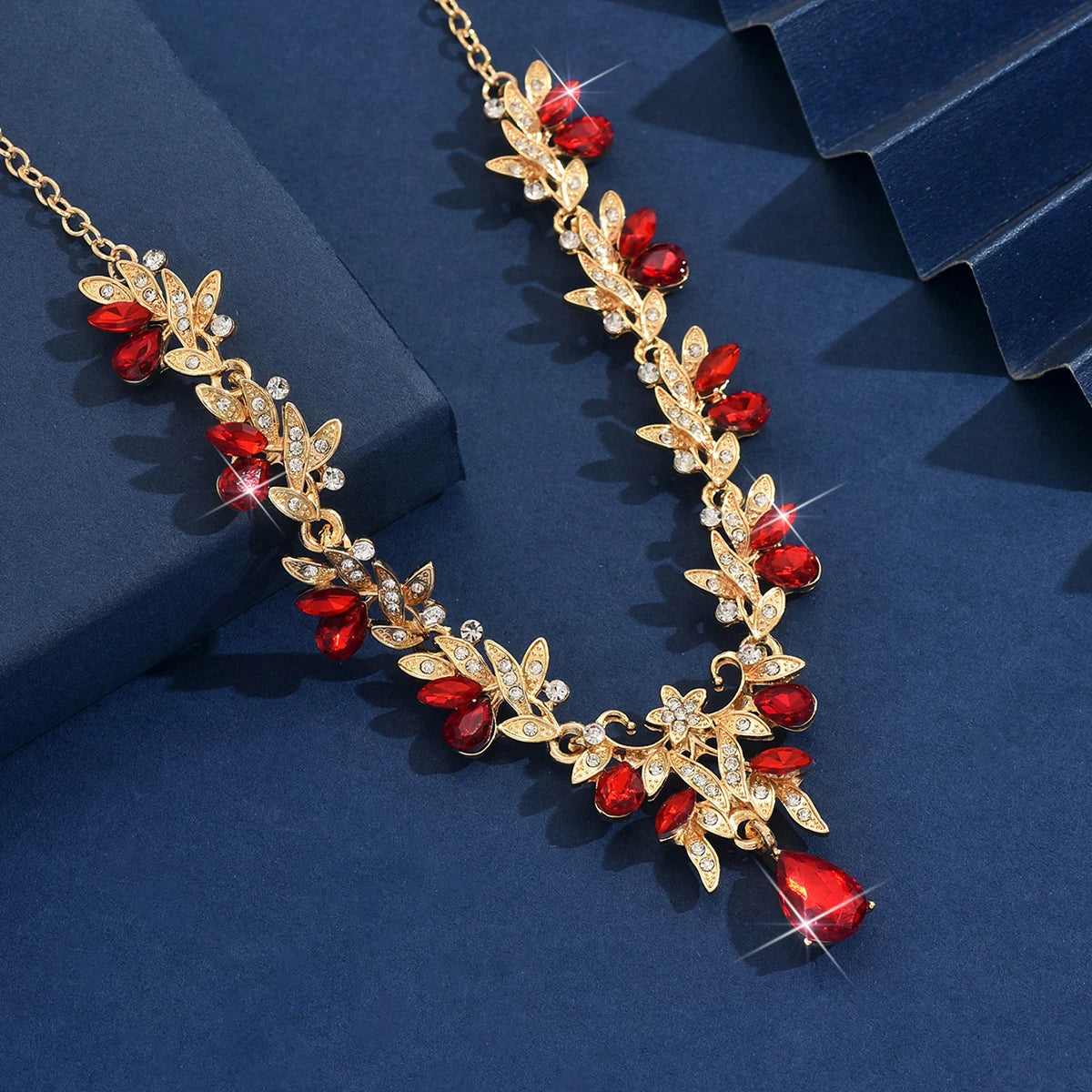 High end, stylish flower design necklace and jewelry suitable for dates, parties, and Mother's Day gifts for mothers