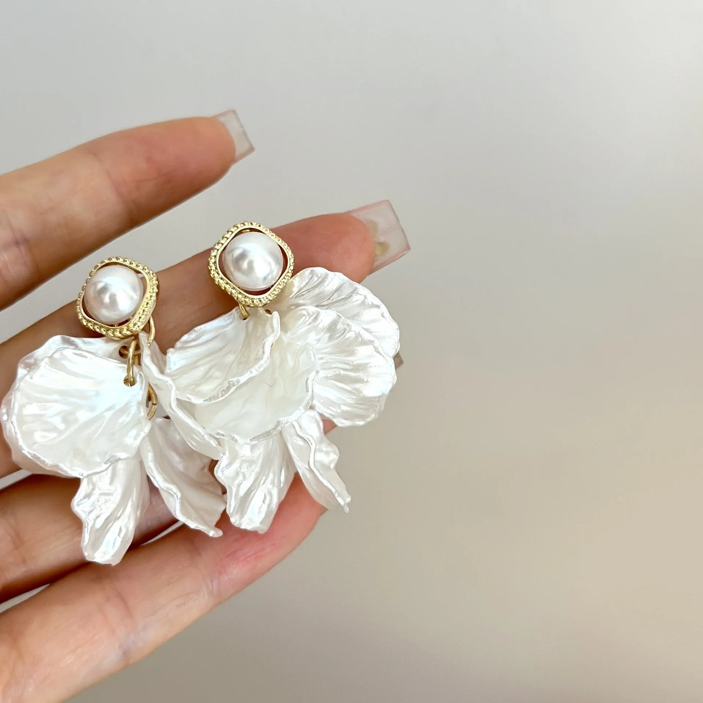Fashion Unique Glossy Shell Flower Pendant Earrings for Women Temperament Pearl Earrings Sweet Design Wedding Gifts