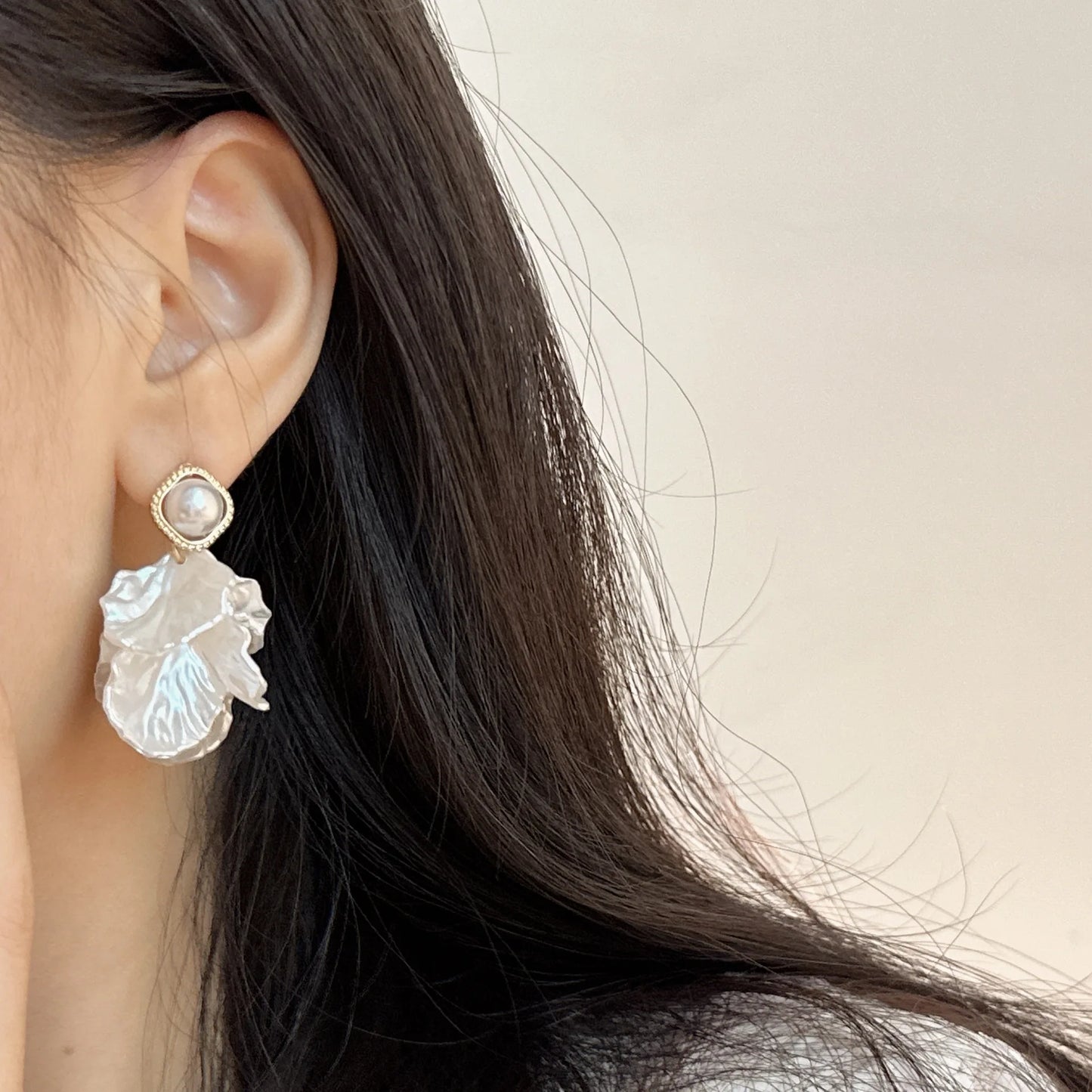 Fashion Unique Glossy Shell Flower Pendant Earrings for Women Temperament Pearl Earrings Sweet Design Wedding Gifts