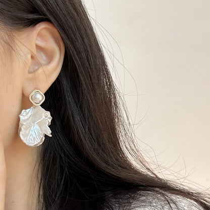 Fashion Unique Glossy Shell Flower Pendant Earrings for Women Temperament Pearl Earrings Sweet Design Wedding Gifts